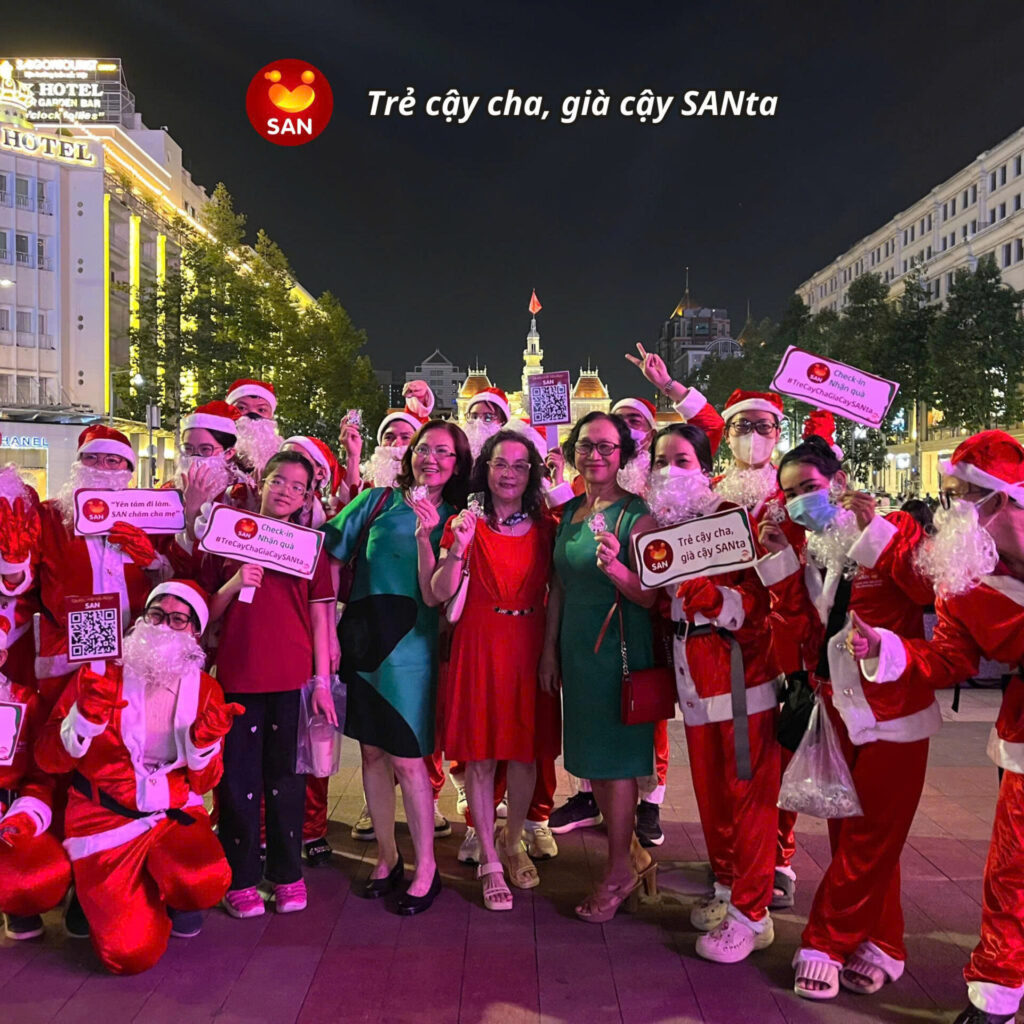 20 Cô SAN Mặc Áo Ông Già Noel Gây Choáng Sài Gòn Noel Đến Sớm Trên Nguyễn Huệ