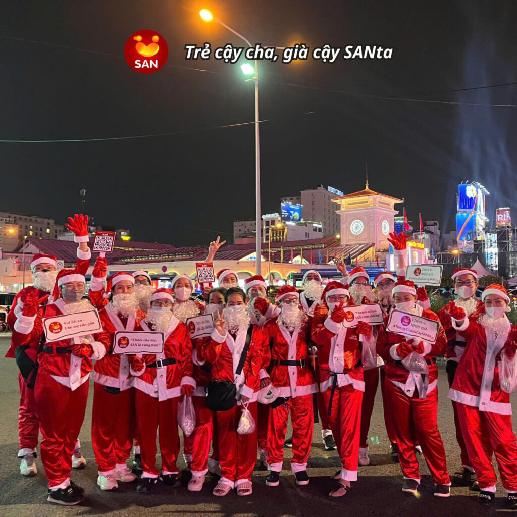 20 Cô SAN Mặc Áo Ông Già Noel Gây Choáng Sài Gòn Noel Đến Sớm Trên Nguyễn Huệ
