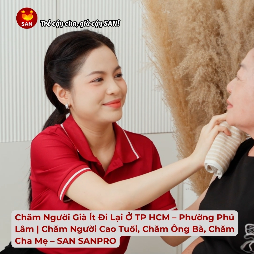 Chăm người già ít đi lại ở TP HCM