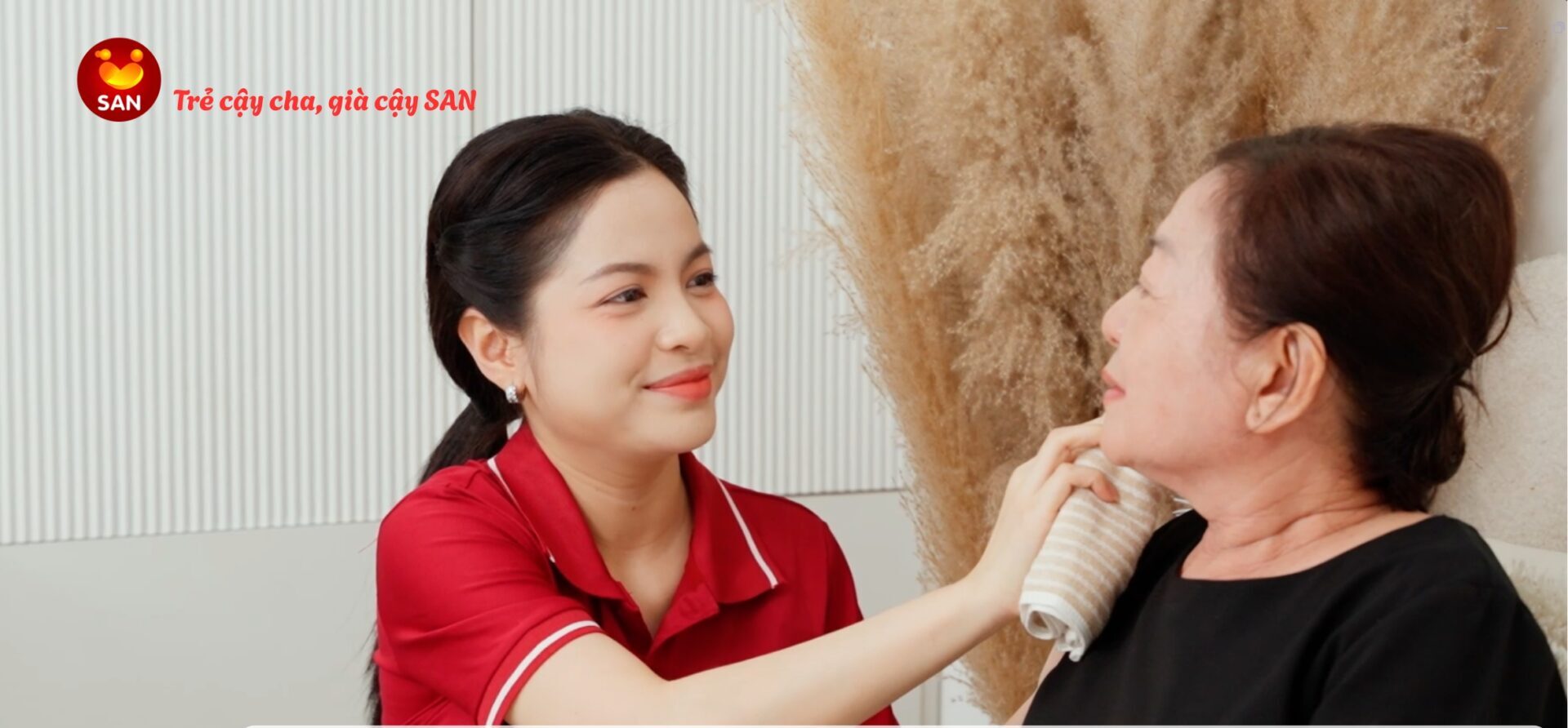 Đội ngũ nhân viên được tuyển chọn kỹ lưỡng, có đầy đủ các phẩm chất cần thiết như kiên nhẫn, hiền lành, và đặc biệt là tấm lòng thương người già