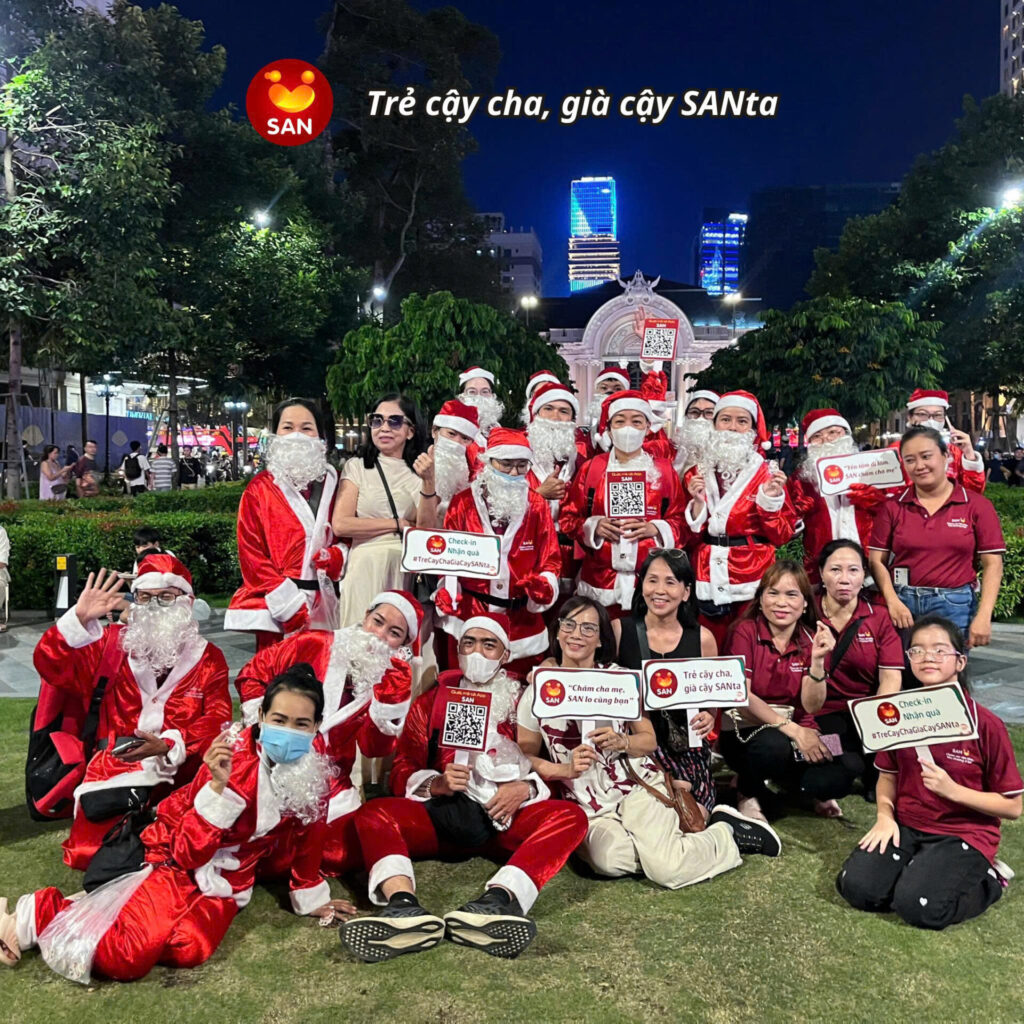 Noel Đến Sớm Ở Sài Gòn Khi 20 Cô SAN Mang Nụ Cười Ra Phố