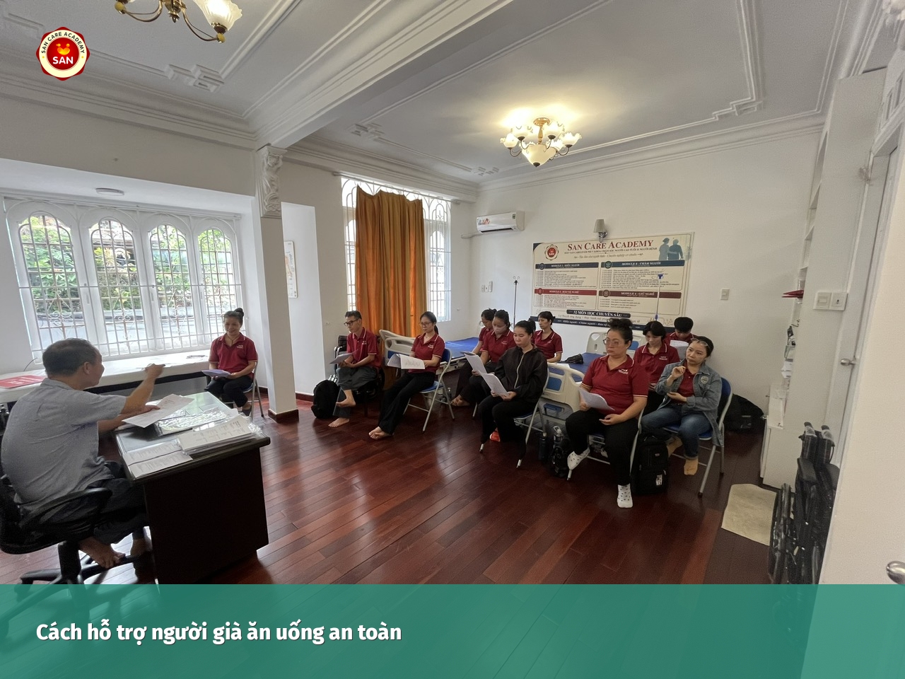 hỗ trợ người già ăn uống an toàn