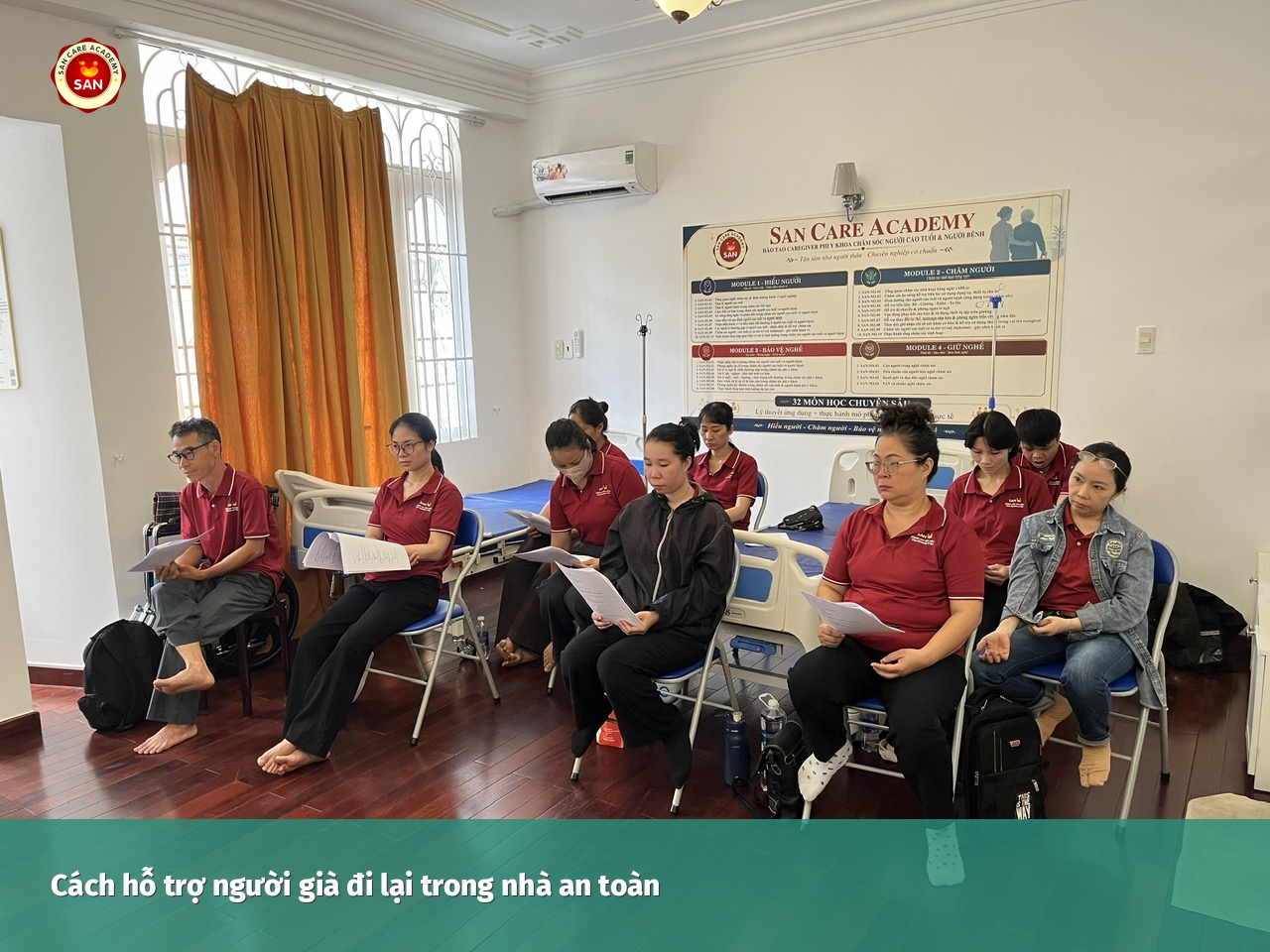 hỗ trợ người già đi lại an toàn