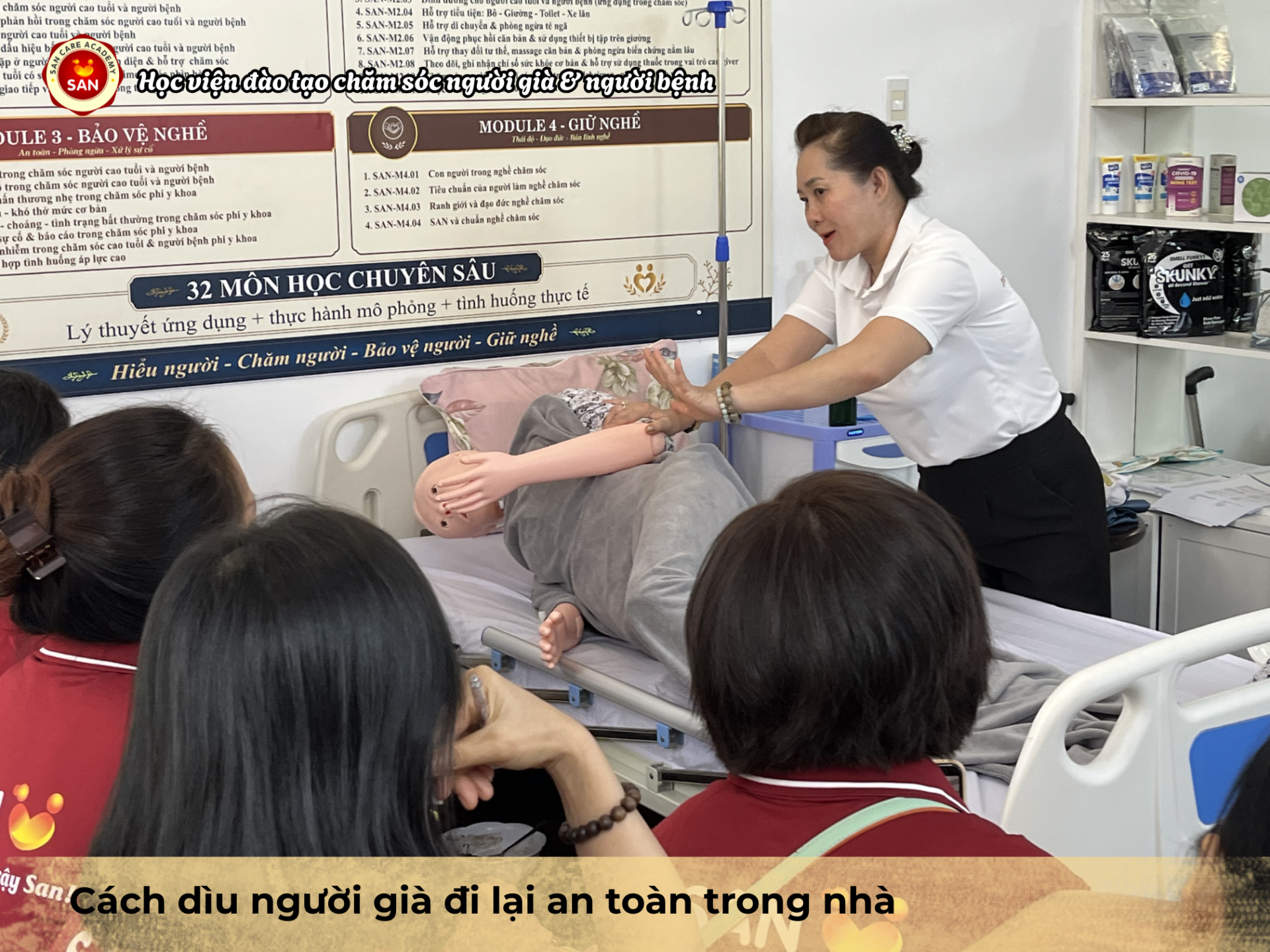 cách dìu người già đi lại an toàn